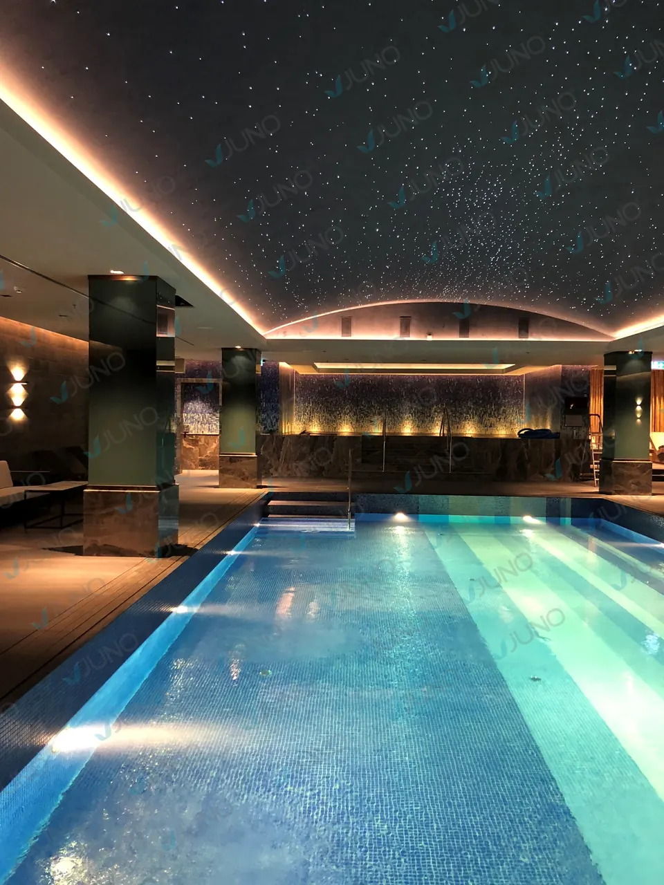 Yıldızlı tavanlı kapalı spa havuzu